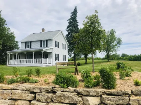 Your place to get away from it all.   Only 20 miles to Madison