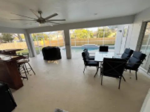 Spacious 4-bedroom pool house with WiFi and AC in charming Vero Beach