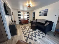 Cozy cottage with firepit, in walking distance to beach and the town!
