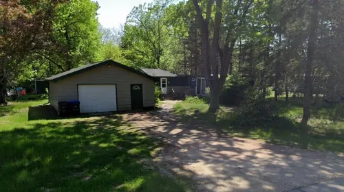 Cozy 2-bedroom Cottage - Trail access to Loon Lake