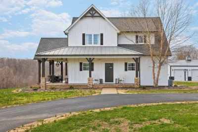 Beautiful Relaxing House w a private lake joining the Mammoth Cave National Park Hotels near Mammoth Cave
