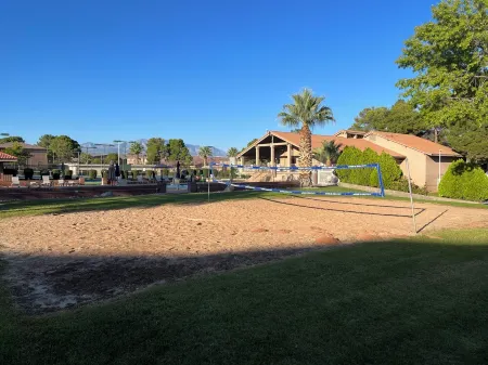 Cozy 2-bedroom condo with WiFi, pools in charming St. George