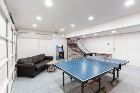 Spacious Paradise - Game Room, Legoland, Hot Tub, Private Gym
