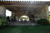 Cottage between Bordeaux and St Emilion with Magnificent Park, surrounded by Vines