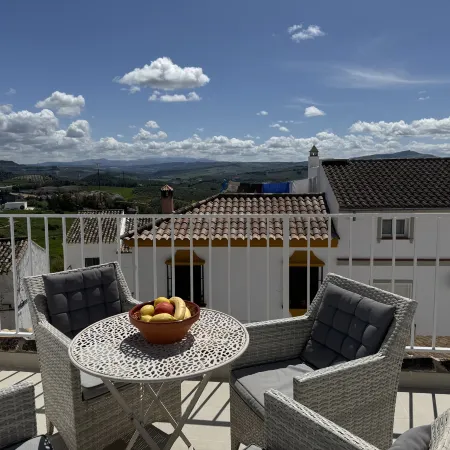 Lemon Tree Patio-Mountain View, Delightful Home in Olvera-Cadiz-Andalucia-Spain Hotele w: Olvera