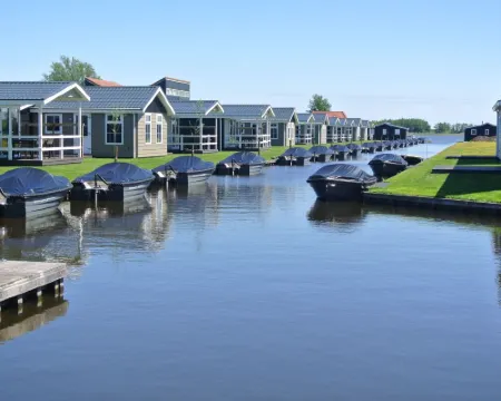 Lakeside Cottage with Boat Hotels in Giethoorn