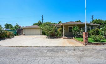 Spacious Retreat w Large Kitchen Outdoor Patio