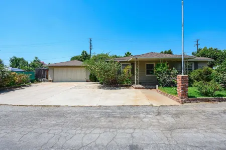 Spacious Retreat w Large Kitchen Outdoor Patio