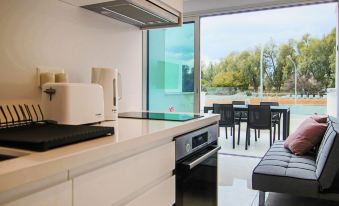 Phaedrus Living: Seaside Luxury Flat Harbour 110