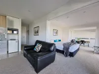 Fabulous Milford 1Br with Views & Skytv Hotels in Castor Bay
