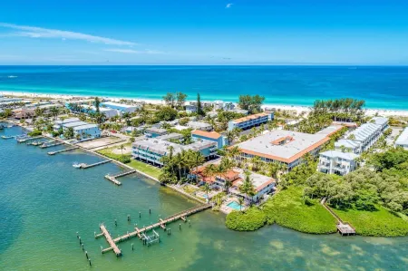 Anna Maria Island Bay Watch Bungalow Отели в г. Брадентон Бич