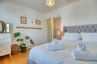 Stylish 2Bd with Private Garden and Sauna Hotels in Cowley