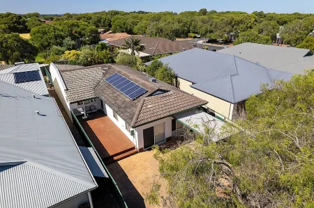 Coast Haven Busselton – Bright, Retreat Near Beach Отели в г. Джограф