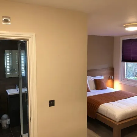Eagle Hotel Luton Airport Отели в г. Латон