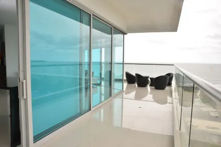 Modern 3 Bedroom Apartment with Sea-Beach View