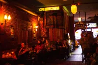 McMenamins White Eagle Saloon and Rock & Roll Hotel - ที่มีบาร์