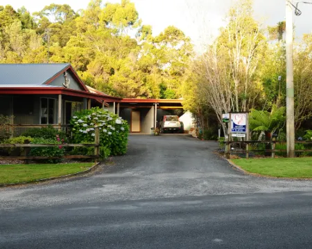 The Crays Accommodation Hotels in Strahan