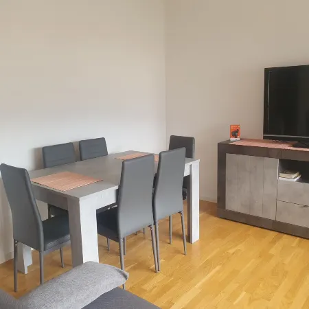 Fegina Deluxe 3 Bedrooms 3 Bathrooms Отели рядом с достопримечательностью «Пляж Феджина»