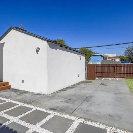Modern clean relaxing gateway! Close to all LA fun!