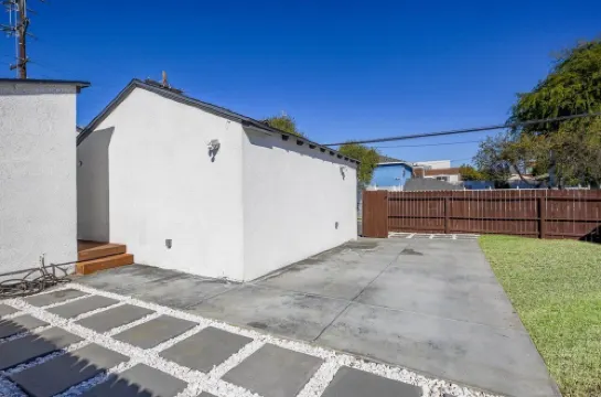 Modern clean relaxing gateway! Close to all LA fun!