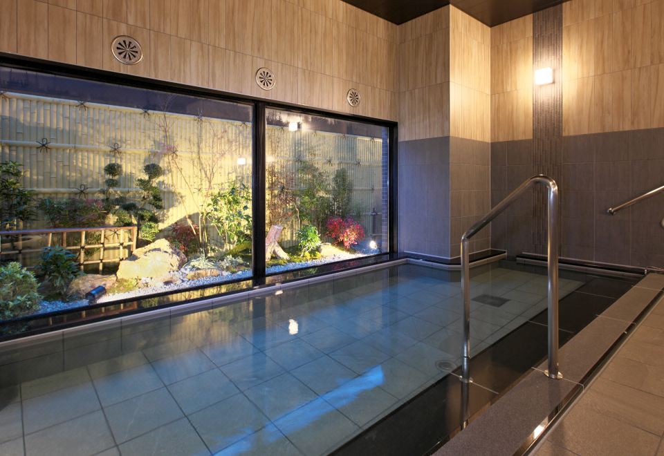 4. HOTEL RO..