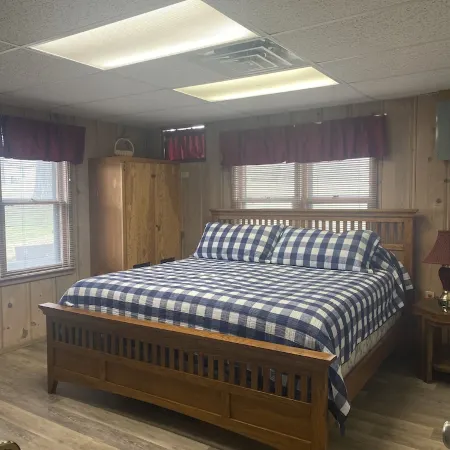 Cozy 2 Bedroom 1 Bath Lake Front Cottage
