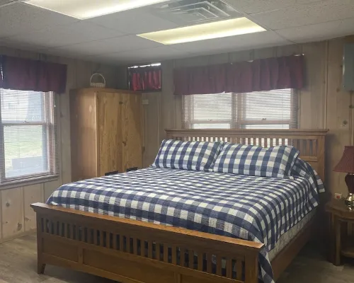 Cozy 2 Bedroom 1 Bath Lake Front Cottage Hotels in Cleora