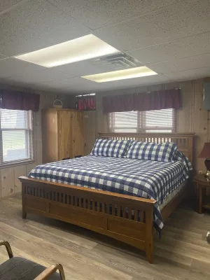 Cozy 2 Bedroom 1 Bath Lake Front Cottage