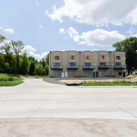 NEW CENTRAL PARK TOWNHOME w/ Golf Course view Across from Arnold's Park! Отели в г. Арнолдс Парк