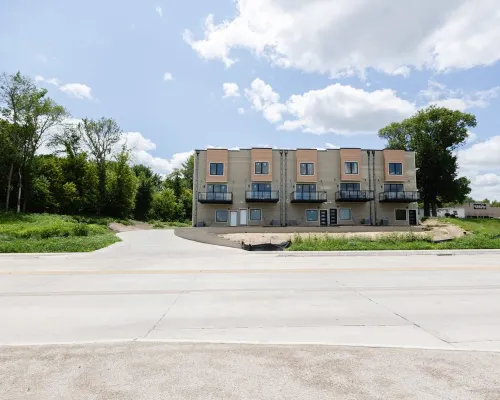 NEW CENTRAL PARK TOWNHOME w/ Golf Course view Across from Arnold's Park! Hotels in Arnolds Park