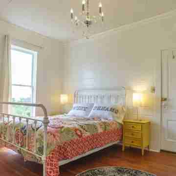 Just 3 Blocks from Downtown! Charming Studio Apartment! Rooms