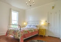 Just 3 Blocks from Downtown! Charming Studio Apartment!