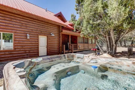 Cozy authentic 5 bedroom cabin minutes from Zion Отели рядом с достопримечательностью «Checkerboard Mesa»