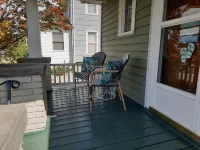 Sleeps 6, + 2 in Basement, Super Clean, Long Driveway, Fenced Yard w/Fire Pit