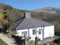 Traditional stone built cottage with fantastic view of lake and mountains Hotels near Pen y Pass Warden Centre