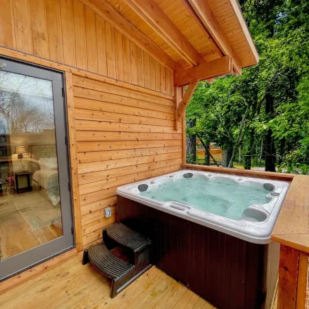 Private Hot tub, 1mi to Shangri La, next to Battlefield Par 3, & Walk to Lake