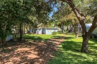 Charming dog-friendly lakefront home with lake view, dock, & washer/dryer Hôtels à : Comte de Burnet