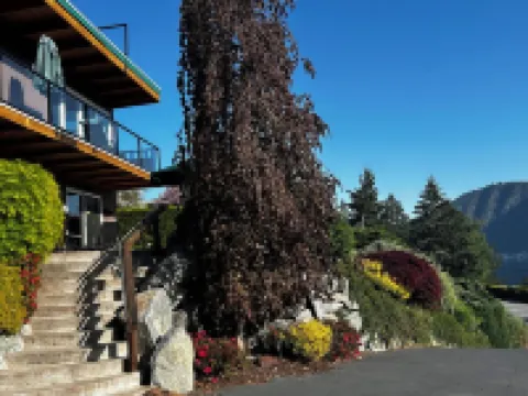 Vacation Family Home. 180 View of Beautiful Lake Chelan. Private Backyard.