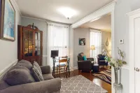 Ground-floor duplex with WiFi, gas fireplace, & W/D - walk to river and downtown 벅스포트 호텔