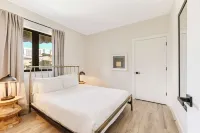 Roami at the Palace | 4 Bed Combo | 2 Units Hotels in Design District