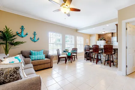 Coastal-themed home near the ocean with pool, AC & fast WiFi Отели рядом с достопримечательностью «Sea Turtle, Inc.»