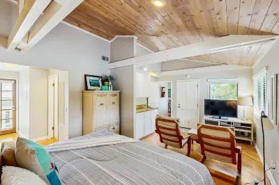 Single floor home w/ ocean views, close to beach - dog friendly & easy access