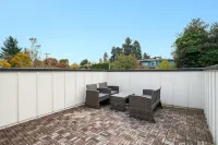 Cozy Haven - Rooftop Deck, High-End Appliances, Laundry Hotels in Kirkland