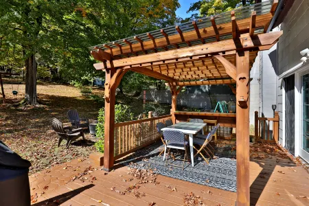 Expansive Backyard and Gourmet Kitchen - Charming Rustic Oasis Отели в г. Каслтон