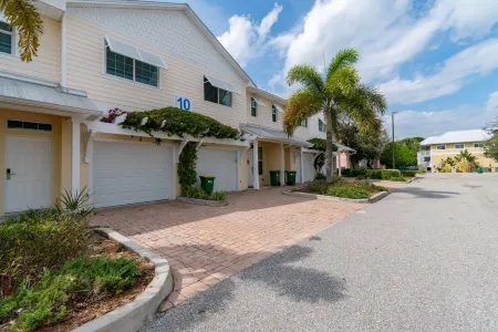 Spacious Open-Plan Townhome with Patio - Inviting and Comfortable Retreat