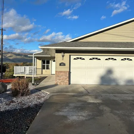Comfort Style Home in Beautiful Lewiston, Idaho! Centrally Located, Pet Friendly
