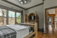 Stylish Mountain Getaway with Cozy Fireplace and Modern Comfort - Charming Lodge Hotels in Pickens County