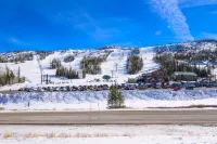 Snowy Adventure Haven - WiFi, Loft, Charming Retreat Hotels in Parowan