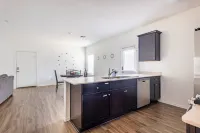 Spacious Living Area and Convenient Location - Stylish Urban Retreat Các khách sạn ở Travis County