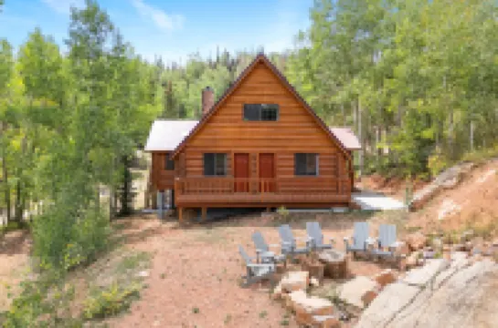 Cozy Secluded Oasis with Game Room and Indoor Fireplace - Inviting Retreat